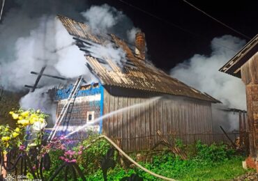 Рахівські рятувальники ліквідували пожежу в житловому будинку