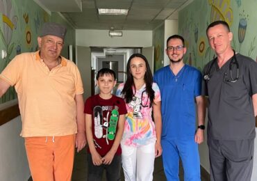 Лікарі Закарпатської обласної дитячої лікарні врятували життя маленькому пацієнту після важкої ДТП