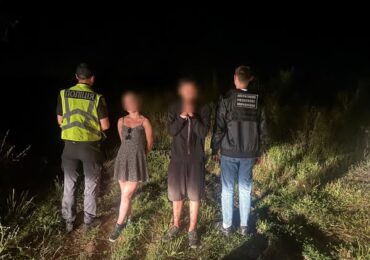 Поблизу держрубежу затримали правопорушника та переправницю, яка вела його у Словаччину