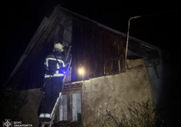 Виноградівські рятувальники вночі запобігли знищенню надвірної споруди