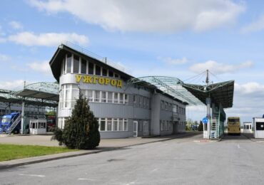 Перед КПП «Ужгород» утворилася черга на виїзд з України