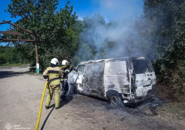 У закарпатця загорівся автомобіль, поки той пішов на гриби