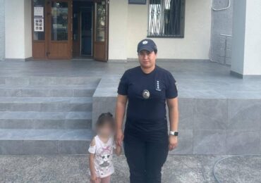 В Ужгороді поліція притягнула до відповідальності нетверезу матір пʼятирічної дівчинки, яка наодинці блукала містом