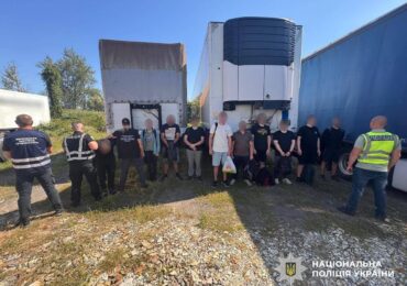 На Закарпатті викрили схему незаконного вивезення військовозобов’язаних у вантажівці під деревиною