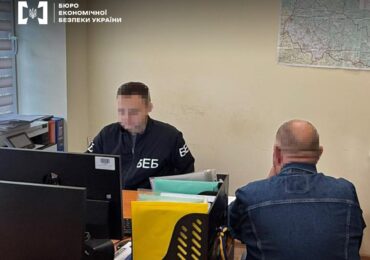 На Закарпатті керівнику товариства повідомили про підозру у контрабанді лісоматеріалів