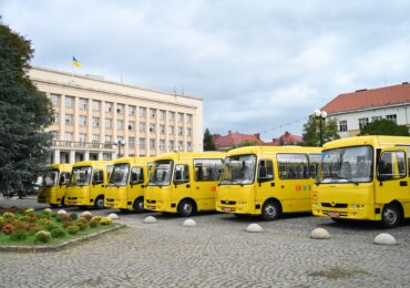 На Закарпатті 19 громад отримали ключі від нових шкільних автобусів