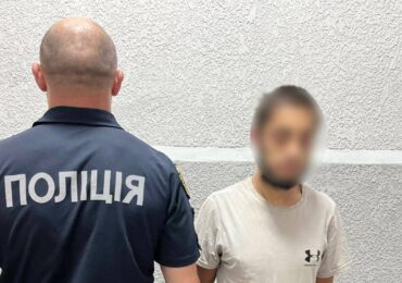 У Мукачеві затримали зловмисника, який вдарив та відібрав золоті прикраси у жінки