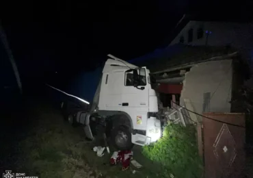Мукачівські рятувальники деблокували водія із автомобіля, який розтрощив частину житлового будинку