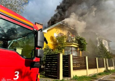 Ужгородські вогнеборці ліквідували пожежу в житловому будинку