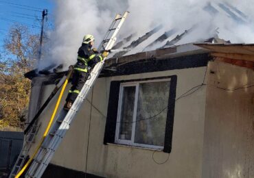 Рятувальники ліквідували пожежу в житловому будинку у Сваляві