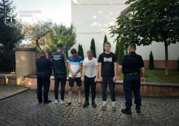 На Хустщині взято під варту чоловіка, який за 18 тисяч доларів планував переправити за кордон двох чоловіків