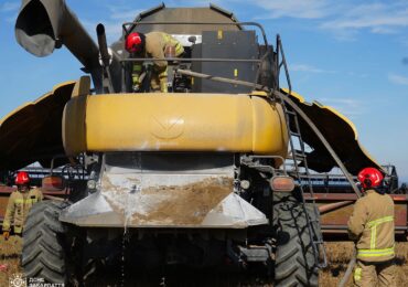 У полі на Ужгородщині загорівся зернозбиральний комбайн