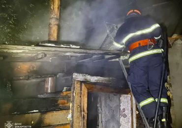 Рятувальники ліквідували пожежу надвірної споруди у селищі Середнє