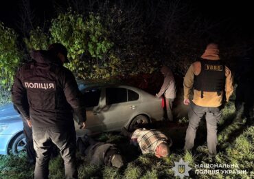 Закарпатські поліцейські затримали двох зловмисників за переправлення чоловіків через кордон