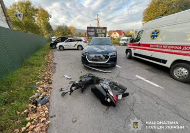 Травмовані двоє підлітків: у Тячеві мопед зіштовхнувся з автівкою