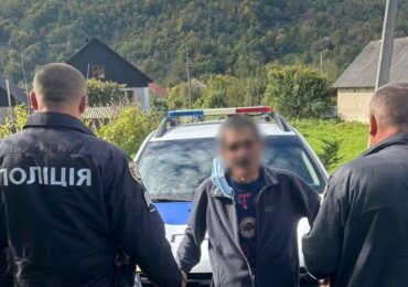 Заподіяв смертельний удар ножем: на Хустщині затримали чоловіка, підозрюваного в умисному вбивстві свого сина