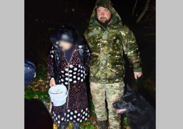 На Берегівщині службовий пес Кай розшукав 89-річну бабусю, яка пішла до лісу по гриби та заблукала