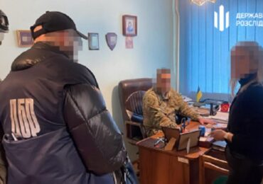 Судитимуть посадовця Закарпатського ТЦК, який допомагав призовникам втекти з центру, а військовим повторно піти в СЗЧ