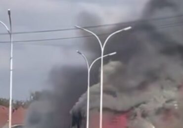 В Ужгороді горить автосервіс поруч із заправкою