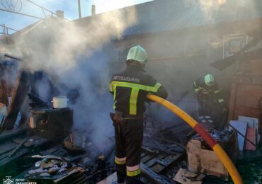 У Виноградові рятувальники не допустили перекидання вогню на житловий будинок