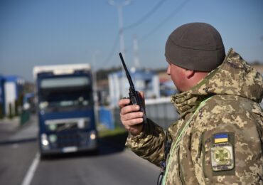На державному кордоні тимчасово призупинено пропускні операції