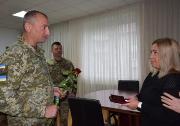 На Закарпатті дружині загиблого прикордонника передали державну нагороду