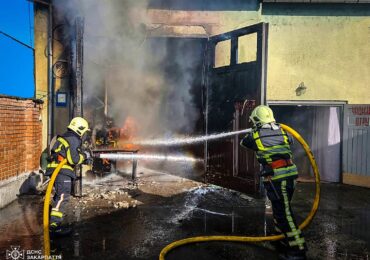 У Мукачеві горіло гаражне приміщення