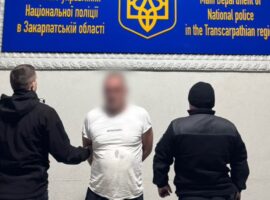 Підпалив авто сусіду через неприязні стосунки: поліція Тячівщини затримала підозрюваного