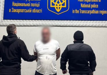 Підпалив авто сусіду через неприязні стосунки: поліція Тячівщини затримала підозрюваного