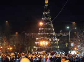 В Ужгороді засвітили вогні головної новорічної ялинки