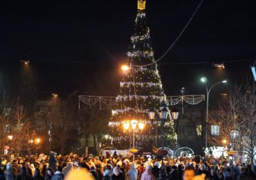 В Ужгороді засвітили вогні головної новорічної ялинки
