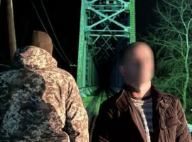 На кордоні з Угорщиною затримали іноземця, який ішов коліями у темряві