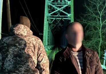 На кордоні з Угорщиною затримали іноземця, який ішов коліями у темряві