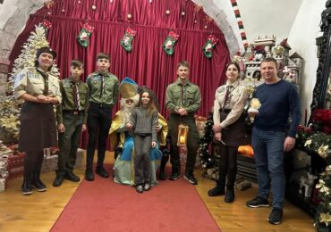 Пластуни передали Вифлеємський вогонь миру в замок Паланок