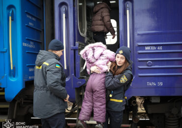 Мукачево прийняло черговий евакуаційний потяг із Дніпропетровщини