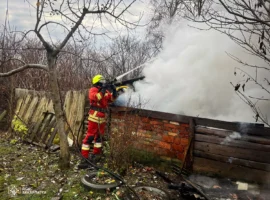 У Хусті рятувальники ліквідували пожежу в надвірній споруді