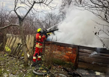 У Хусті рятувальники ліквідували пожежу в надвірній споруді
