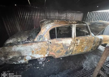 Вогнеборці Ужгорода ліквідували пожежу у двох гаражах