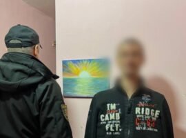 У Мукачеві затримали озброєного чоловіка, який відкрив стрілянину в багатоповерхівці