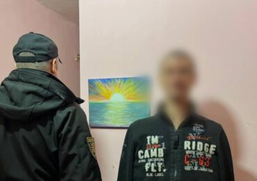 У Мукачеві затримали озброєного чоловіка, який відкрив стрілянину в багатоповерхівці