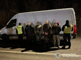 Перевозив під виглядом опломбованого вантажу: на в’їзді до Закарпаття затримали переправника та його «клієнтів»