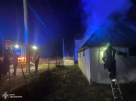 Сусіди помітили полум’я: на Тячівщині горіла надвірна споруда