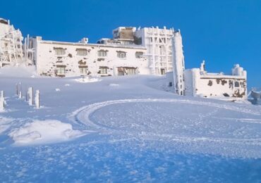 Зимова казка: на високогір'ї Карпат ясний ранок