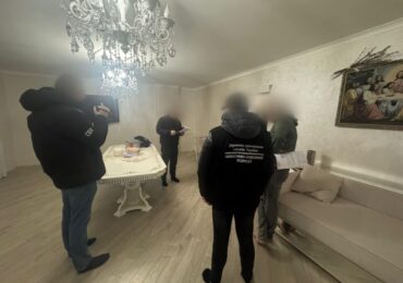 Правоохоронці вручили підозру жінці, яка допомагала виїхати за кордон чоловікам призовного віку