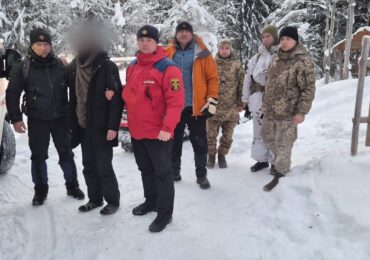 Прикордонники з рятувальниками знайшли у горах порушника, який просив про допомогу