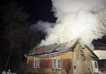 На Хустщині з палаючого будинку врятували жінку