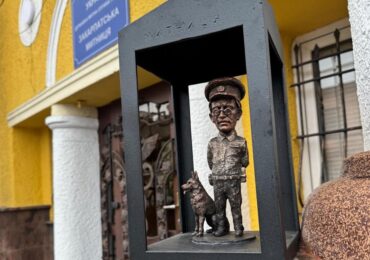 Біля адмінбудівлі Закарпатської митниці урочисто відкрито мініскульптурку митного кінолога