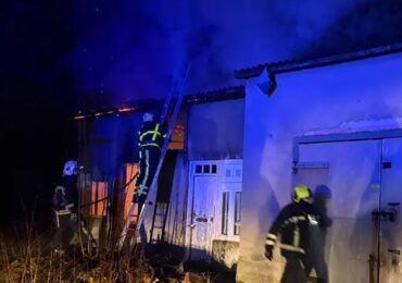 Рятувальники ліквідували пожежу у складському приміщенні в Мукачеві
