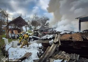На Рахівщині вогнеборці запобігли перекиданню вогню на житловий будинок