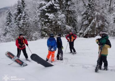 На Рахівщині рятувальники розшукали трьох туристів, які заблукали в районі полонини Крачуняска